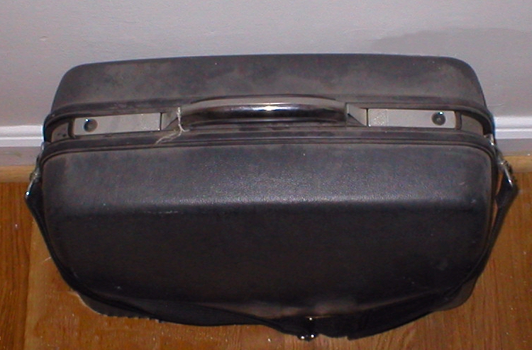 'A typical suitcase(Wikipedia)